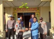Personel Polsek Kandis yang Berulang Tahun Dapat Kado Unik: Bibit Pohon Kelengkeng