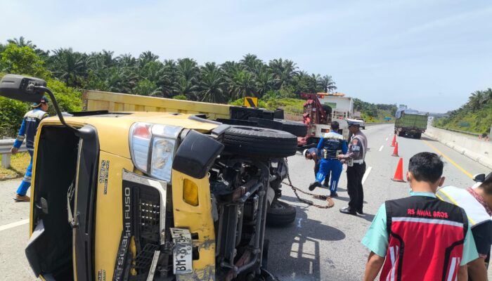 Sigap! Personel Sat PJR Ditlantas Polda Riau Tangani Laka Lantas di KM 10 Tol Permai, Tak Ada Korban Jiwa