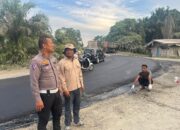 Polsek Tualang Lakukan Pengaturan Sistem Buka-Tutup Arus di Simpang Bakal Demi Kelancaran Perbaikan Jalan