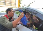 Semarak Bhayangkara ke-79, Ditlantas Polda Riau Bagikan 79 Bibit Tanaman dan 79 Bingkisan