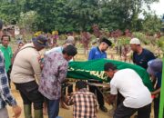 Bhabinkamtibmas Hadiri Pemakaman Warga, Wujud Kepedulian dan Kehadiran Polri di Tengah Masyarakat