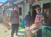 Kapolsek Rambah Hilir IPDA JONNES Serahkan Kitab Suci Al-Qur’an Kepada Guru Mengaji di Dusun Kumu