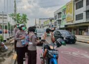 Satlantas Dumai Bagi Masker dan Edukasi Tertib Lalu Lintas