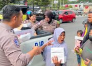 Hangatnya Jum’at Barokah: Polantas Riau Berbagi Rezeki dan Edukasi di Jam Makan Siang