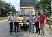 Polsek Tandun Meriahkan HUT RI ke-80 dengan Bagikan Bendera di Jalan Jenderal Sudirman.