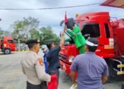 Merah Putih Berkibar di Jalanan Dumai, Polsek Dumai Timur Ajak Sopir BBM Rayakan HUT RI