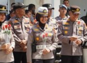 Kapolres Rokan Hulu Bersama Polwan Salurkan Kasih Sayang Lewat Bunga Mawar Merah