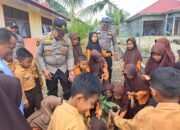 Polsek Kunto Darussalam Tanam Pohon Bersama SDN 002, Dukung Program Penghijauan Kapolda Riau