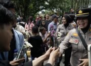 Peringati Hari Jadi ke-77, Polwan Polda Riau Bagikan Bunga kepada Peserta Aksi Unjuk Rasa Bentuk Kasih sayang