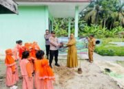 Polsek Kunto Darussalam Ajak Anak TK Cinta Lingkungan Lewat Aksi Tanam Pohon