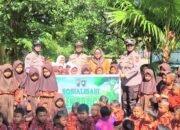 Polres Rohul Kenalkan Green Policing Lewat Penanaman Pohon Manggis di SD 006 Rambah