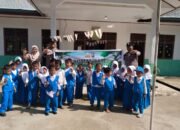 Peduli Lingkungan, Polsek Rambah Hilir Tanam Pohon Bersama Siswa TK Bina Mandiri