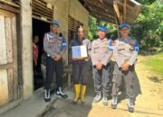 Tunjukkan Kepedulian, Si Propam Polres Rohul Berbagi Bantuan Sosial kepada Warga