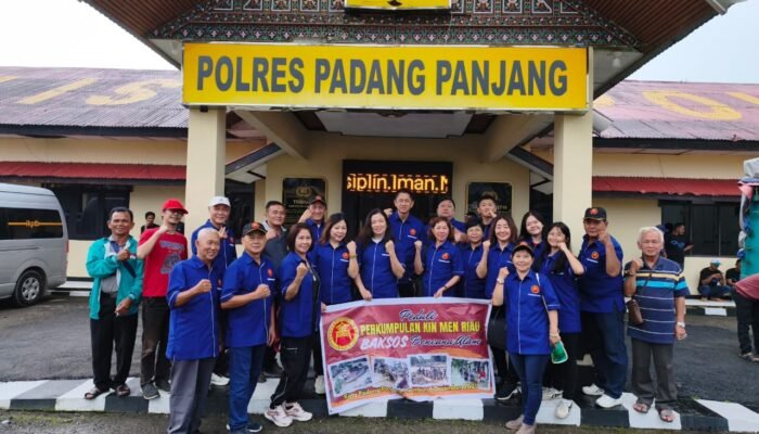 Kin Men Riau Antar Tiga Truk Bantuan untuk Padang Panjang