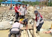 Usai Jembatan Lama Ambruk, Polda Sumbar dan Riau Turun Tangan Bangun Jembatan Darurat di Agam