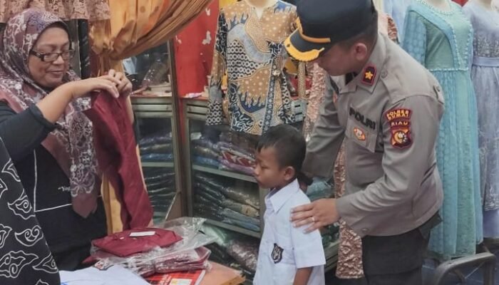 Polisi Berbagi Kasih, Bantu Seragam Kepada Warga Kurang Mampu di Dumai