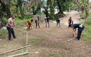 Sinergi Polsek Kabun dan Masyarakat, Jembatan Titi Desa Giti Hampir Rampung