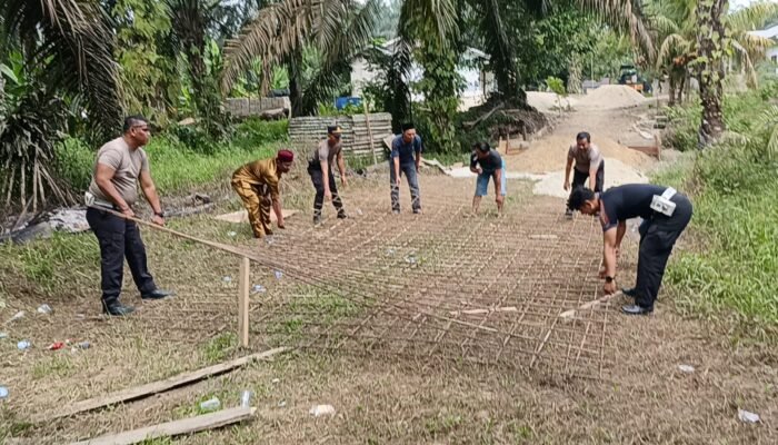 Sinergi Polsek Kabun dan Masyarakat, Jembatan Titi Desa Giti Hampir Rampung