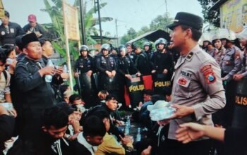 Humanis dan Bersahabat, Polisi Polres Madiun Kota Berbagi Air Mineral Saat Aksi Damai PSHT