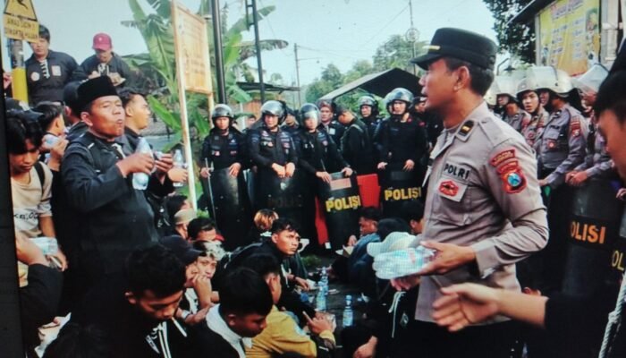 Humanis dan Bersahabat, Polisi Polres Madiun Kota Berbagi Air Mineral Saat Aksi Damai PSHT