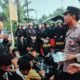 Humanis dan Bersahabat, Polisi Polres Madiun Kota Berbagi Air Mineral Saat Aksi Damai PSHT