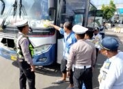 Cegah Laka Lantas, Polres Magetan Gelar Ramp Check Bus dan Tes Urine Pengemudi Di Terminal Maospati