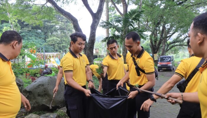 Polres Madiun Gelar Kerja Bakti Serentak Dukung Gerakan Indonesia Asri di Wisata Wahana Grape
