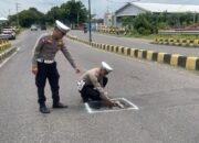 Cegah Laka Lantas, Satlantas Polres Madiun Kota Tandai Jalan Berlubang