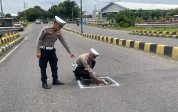 Cegah Laka Lantas, Satlantas Polres Madiun Kota Tandai Jalan Berlubang