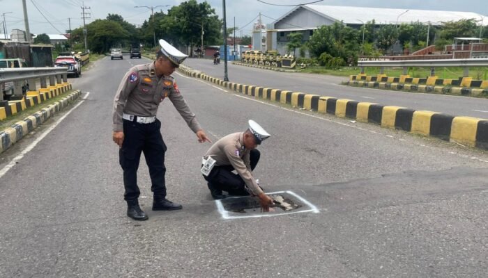 Cegah Laka Lantas, Satlantas Polres Madiun Kota Tandai Jalan Berlubang