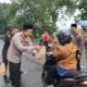 Hari Pertama Ramadan 1447 H, Kapolres Magetan Turun Langsung Bagikan Takjil dan Gaungkan Tertib Berlalu Lintas