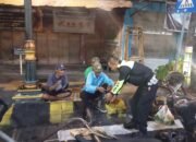 Satlantas Polres Madiun Kota Patroli Saur Bagi Nasi Kotak Ke Warga