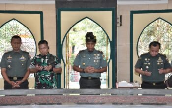 Danrem 031/Wira Bima Ziarah ke Makam Marhum Pekan Kesultanan Siak, Kenang Jasa Para Leluhur