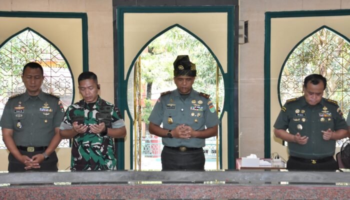 Danrem 031/Wira Bima Ziarah ke Makam Marhum Pekan Kesultanan Siak, Kenang Jasa Para Leluhur