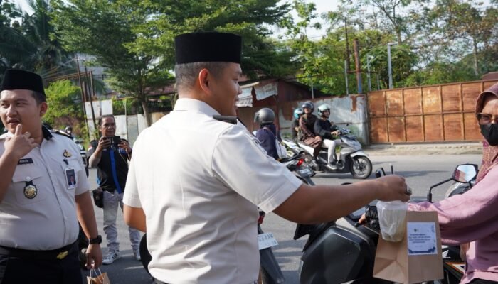 Dukung UMKM Sekitar, Rutan Pekanbaru Bagikan Ratusan Takjil kepada Masyarakat