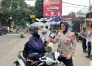 Tebar Berkah Ramadan, Polwan Polres Magetan Bagikan Takjil dan Sampaikan Pesan Kamtibmas