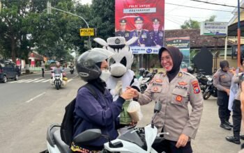 Tebar Berkah Ramadan, Polwan Polres Magetan Bagikan Takjil dan Sampaikan Pesan Kamtibmas