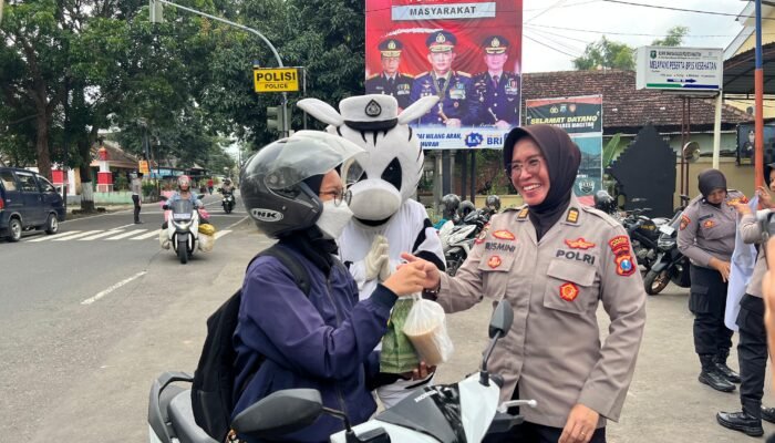 Tebar Berkah Ramadan, Polwan Polres Magetan Bagikan Takjil dan Sampaikan Pesan Kamtibmas