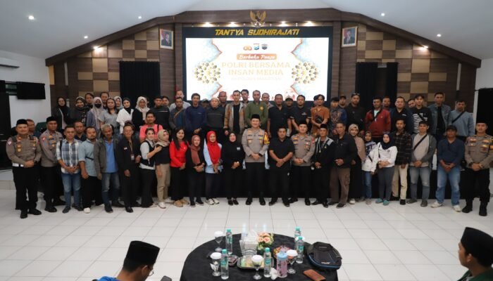 Ramadan Penuh Kebersamaan, Kapolres Magetan Bagi Takjil dan Buka Bersama Insan Media