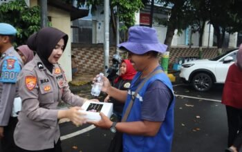 Berkah Ramadhan, Polwan Polres Madiun Kota Bagikan Takjil