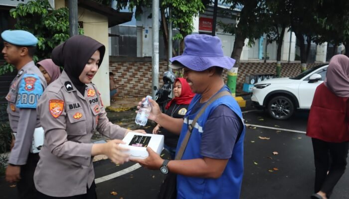Berkah Ramadhan, Polwan Polres Madiun Kota Bagikan Takjil
