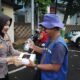 Berkah Ramadhan, Polwan Polres Madiun Kota Bagikan Takjil