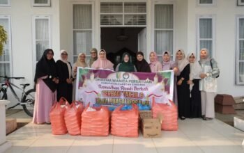 Dipimpin Yulia Herma Suhardiman, DWP Kuansing Bagikan Ratusan Takjil