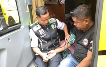 Pastikan Ribuan Santri Mudik Aman, Polres Magetan Gelar Ramp Check dan Cek Kesehatan Sopir di Ponpes Al-Fatah Temboro