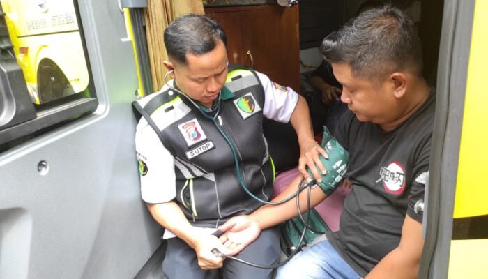 Pastikan Ribuan Santri Mudik Aman, Polres Magetan Gelar Ramp Check dan Cek Kesehatan Sopir di Ponpes Al-Fatah Temboro