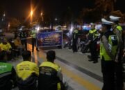 Polantas Menyapa, Satlantas Polres Pelalawan Sahur Bersama dan Bagikan Sembako Untuk Ojol