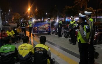 Polantas Menyapa, Satlantas Polres Pelalawan Sahur Bersama dan Bagikan Sembako Untuk Ojol
