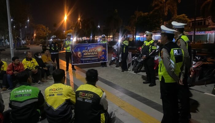 Polantas Menyapa, Satlantas Polres Pelalawan Sahur Bersama dan Bagikan Sembako Untuk Ojol