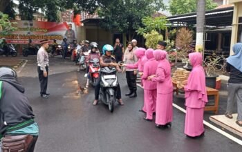 Polsek Manguharjo Polres Madiun Kota bersama Bhayangkari Berbagi Takjil, Tebar Kepedulian Raih Keberkahan Ramadhan
