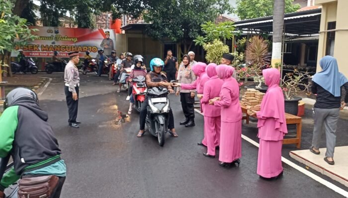 Polsek Manguharjo Polres Madiun Kota bersama Bhayangkari Berbagi Takjil, Tebar Kepedulian Raih Keberkahan Ramadhan